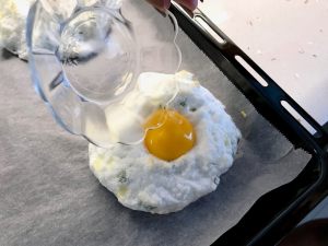 tuorlo versato nella nuvola di uovo