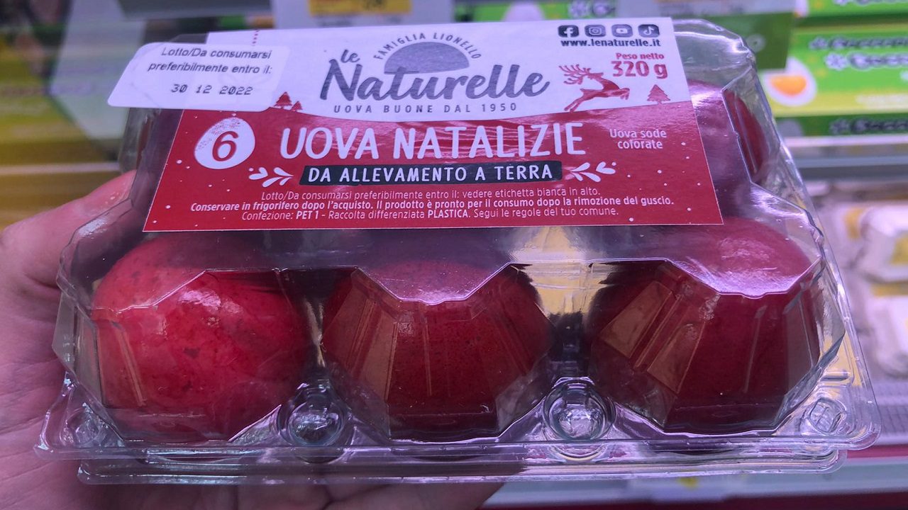 Uova natalizie: davvero avevamo bisogno di uova colorate di rosso?
