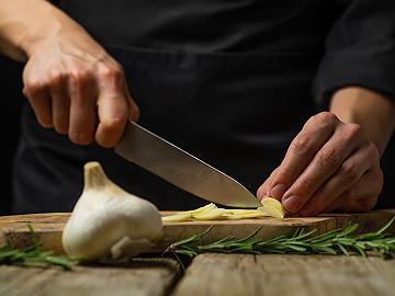 Fate soffriggere l'aglio in padella