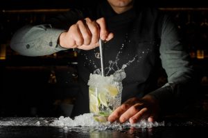 barman che mescola vodka e ghiaccio per la caipiroska