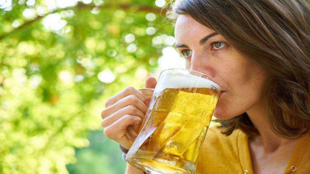 Donna e birra