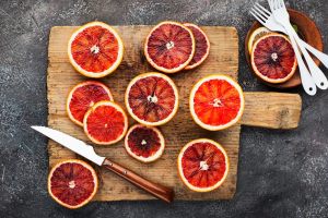fette di arancia su tagliere