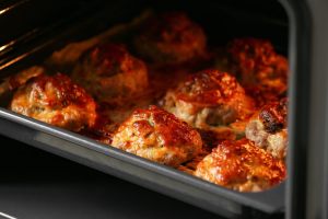 funghi ripieni che stanno cuocendo nel forno