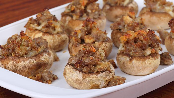 Funghi ripieni di carne al forno, la ricetta più famosa per cucinare gli champignon
