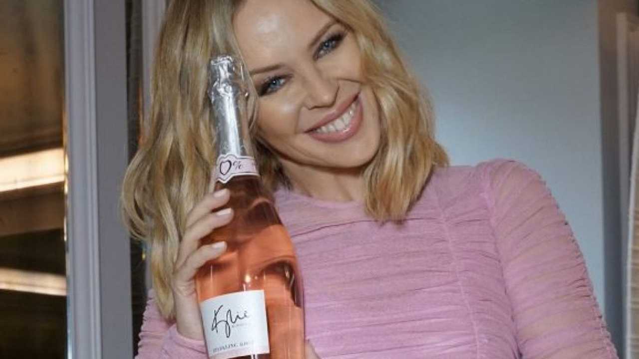 Vino, il rosé analcolico di Kylie Minogue vende una bottiglia ogni 10 secondi