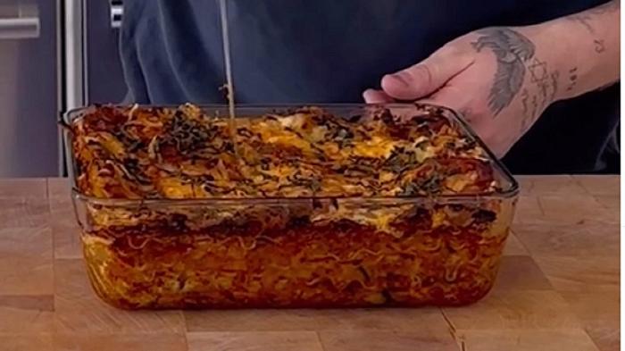 Brooklyn Bekham prepara una lasagna vegana, ma anche questa volta non convince il web