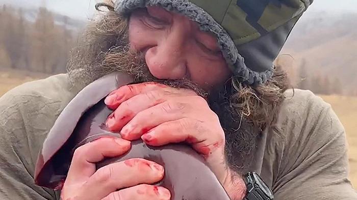 Fegato e testicoli crudi: influencer viene denunciato per la promozione della sua dieta assurda