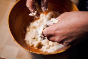 mani che impastano la pasta brisé