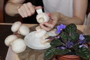 mani che puliscono gli champignon