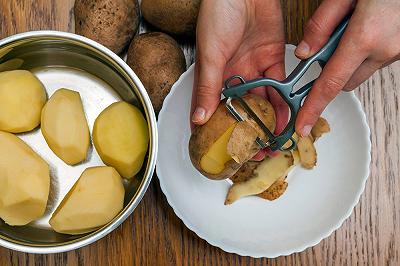 Sbucciate e tagliate le patate e l'aglio