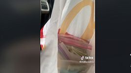 McDonald’s: cliente ritira il suo McMuffin, ma nel sacchetto trova 5mila dollari