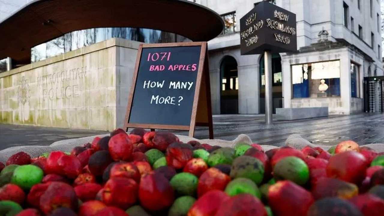 Londra, mille mele marce davanti alla sede della polizia: la protesta contro gli abusi sessuali degli agenti