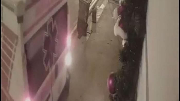 Napoli, pizzeria svaligiata con un’ambulanza: scatta una “gara” di solidarietà