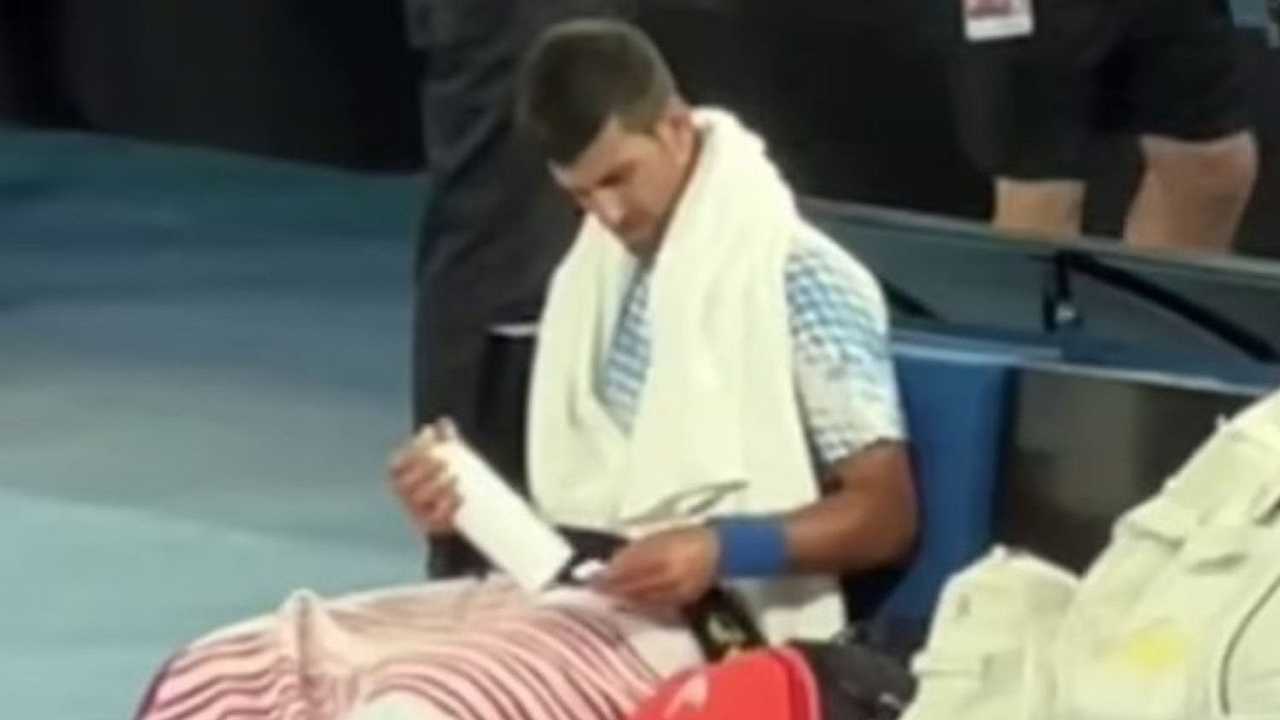 Novak Djokovic: come l’etichetta della bottiglia d’acqua potrebbe causargli seri problemi agli Australian Open