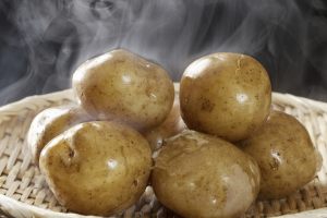 patate cotte al vapore su cestello di bambù