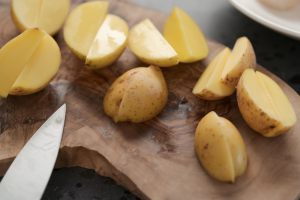 patate novelle tagliate a tocchi su tagliere