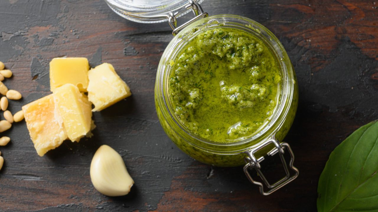Pesto alla genovese fatto in casa, la ricetta originale Dissapore