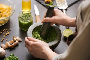 pesto pronto nel mortaio