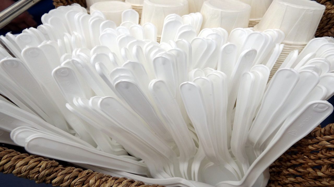 UK: da ottobre vietato l’uso di piatti e posate di plastica monouso