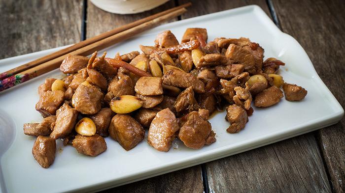 Pollo alle mandorle, la ricetta originale cinese per un secondo veloce