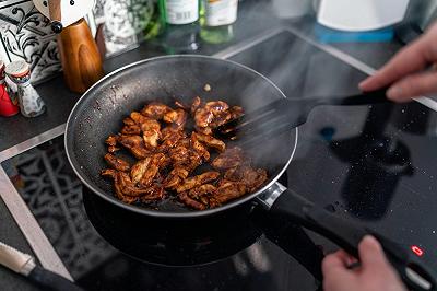 Mettete in padella il pollo con la salsa