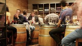 Regno Unito, prorogato il blocco delle accise sugli alcolici per sostenere i pub
