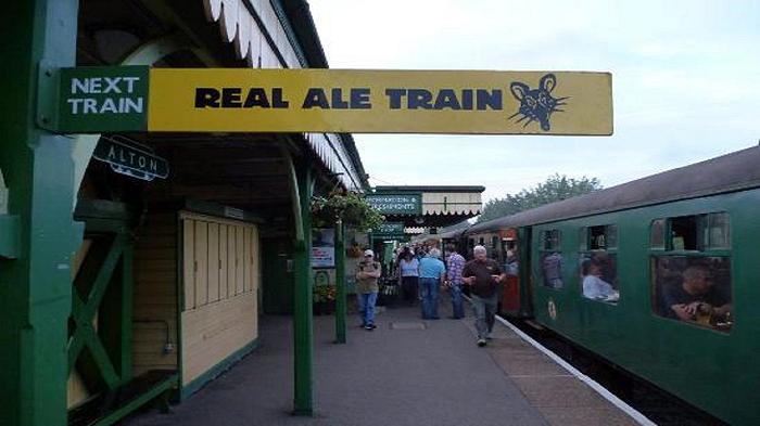 UK: torna il Real Ale Train, il treno “alcolico” che serve pinte di birra ai viaggiatori