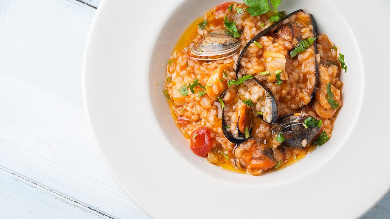 Risotto alla pescatora, la ricetta facile del piatto di pesce delle