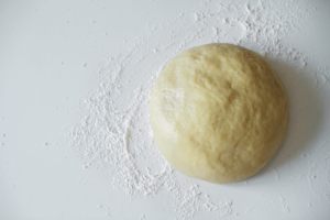 sfolgia fatta in casa a palla su tagliere infarinato