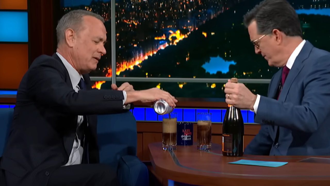 Tom Hanks ha inventato un nuovo cocktail: il Diet Cokagne