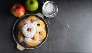 zucchero a velo su frittelle di mela