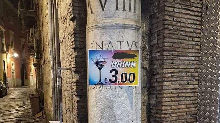 Aversa, piazza la pubblicità del bar su un’antica colonna romana: denunciato il titolare