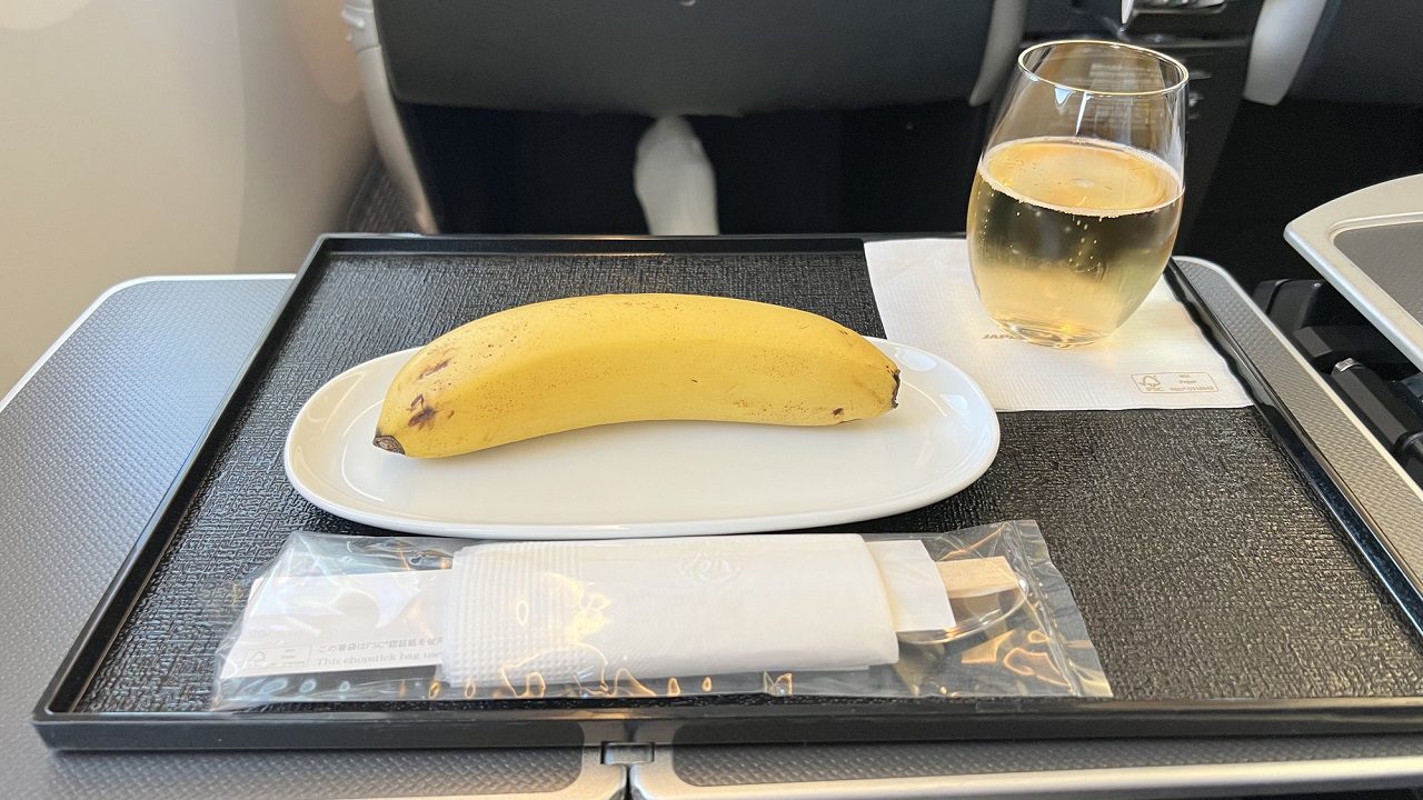 Colazione vegana a base di banana su un aereo: passeggero denuncia l’accaduto