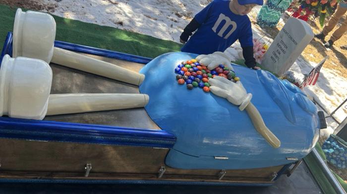 Stati Uniti, seppelliscono la nonna con una bara a tema M&M’s