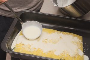 besciaella messa sulle lasagne