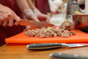 carne tagliata a pezzi su tagliere