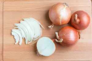 cipolle affettate su tagliere
