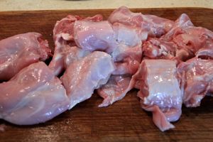 coniglio a pezzi sul tagliere