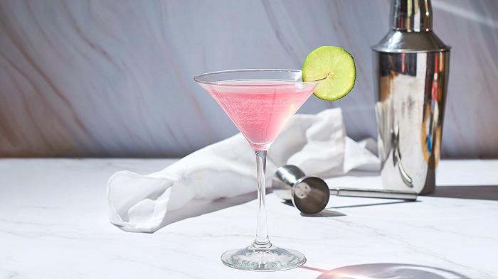 Cosmopolitan cocktail, la ricetta del drink con 4 ingredienti che tutta New York ama