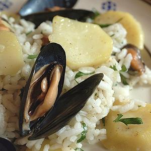 Riso patate e cozze, la ricetta della Tiella barese che deriva