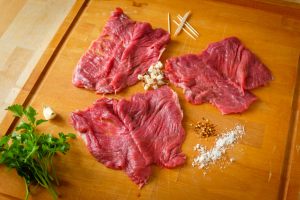 fette di vitello su un tagliere
