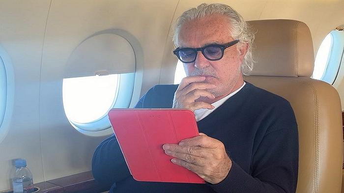 Flavio Briatore furioso: il Comune di Roma boccia i tavolini di Crazy Pizza