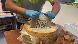 Torino, nascondevano cocaina nel Grana Padano: sventato affare da 20 milioni di euro