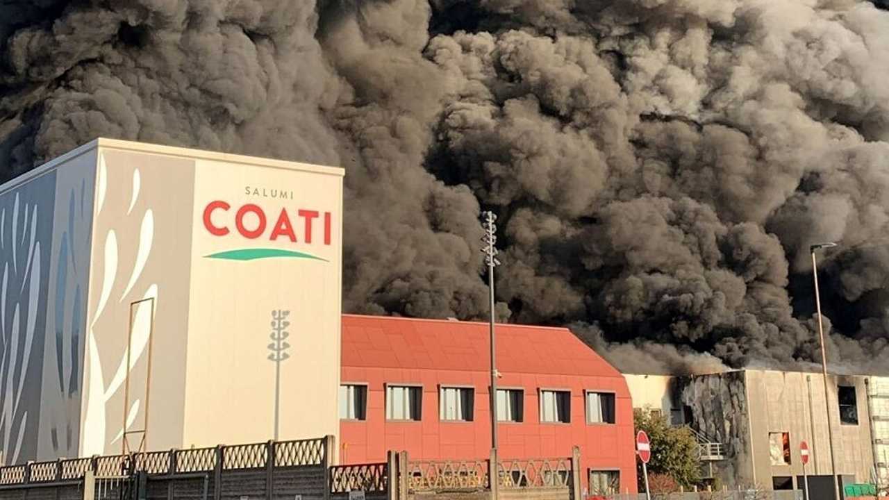 Verona, incendio al salumificio Coati: chiudono le scuole nelle zone limitrofe