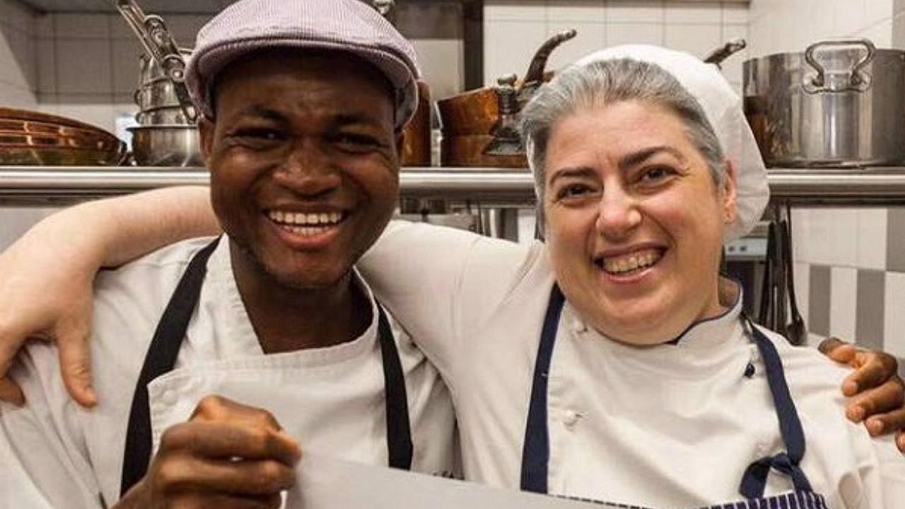 La Spezia, mail piena di insulti per la chef che ha cucinato per i profughi