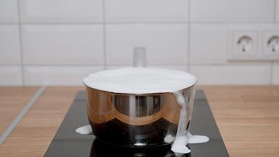 Fate bollire il latte con la vaniglia