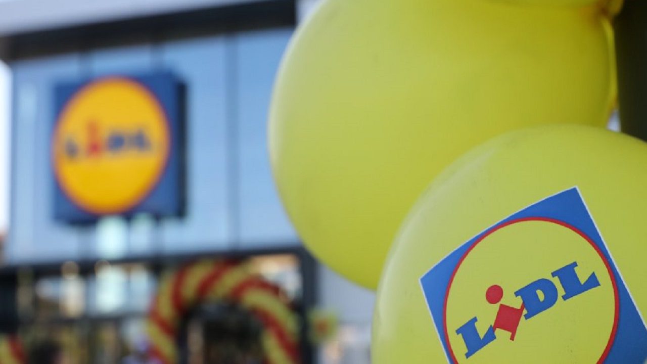Lidl denuncia Tesco per aver copiato il disegno del marchio con cerchio giallo su sfondo blu