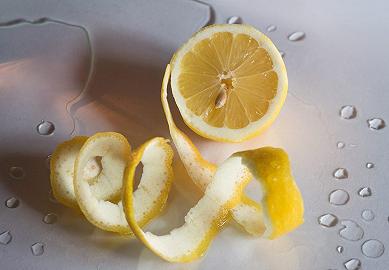 Sbucciate e tagliate i limoni