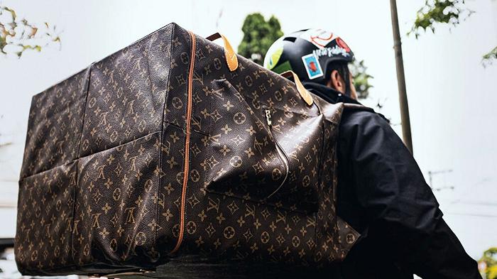 Delivery: ecco come le borse da rider di Louis Vuitton denunciano le pessime condizioni di lavoro