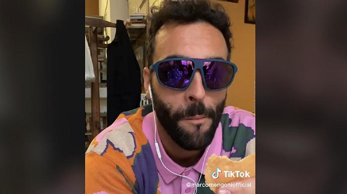 Marco Mengoni ironizza con Lazza sul gelato con il suo nome : “Sa di cenere?”